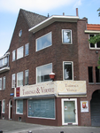 820423 Gezicht op de voorgevel van het pand Hasebroekstraat 1 (Brood- en Banketbakkerij Tamminga & Verweij) te ...